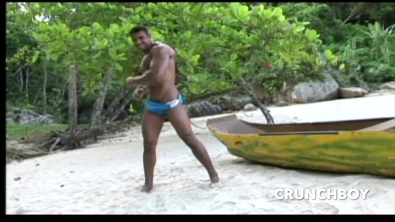 Gaybareback: Dobrý plán pro tři na pláži na veřejnosti