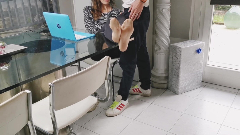 Yvonne: Cuma untuk pecinta stoking nilon