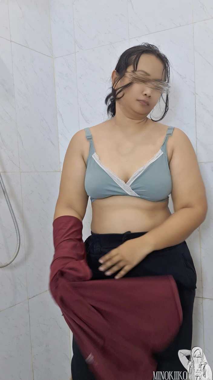 Minokiiko: Profesora musulmana tímida hijab obligada a ducharse después de hacer...