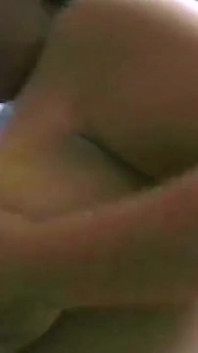 Zakrzywiona milf ssie i dostaje palcami w dzikim domu jebanie