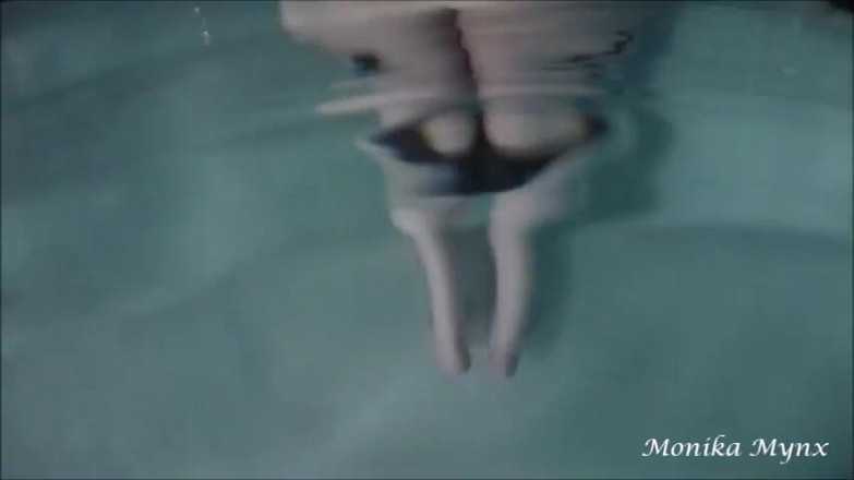 BBW Pleasures: Под водой жиробасина трясет попкой
