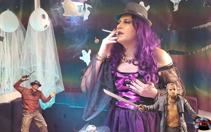 HollyCox: Halloweenská Holly kouří a baví se
