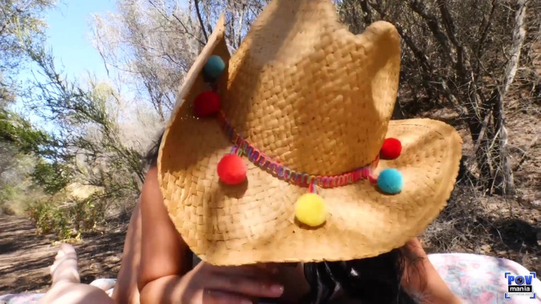 POV Mania: Vedetă norocoasă asiatică futută în aer liber în stil cowboy! Vedere la...