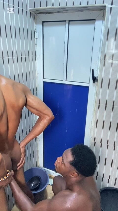 Dverse: Mandi peluh dan seks