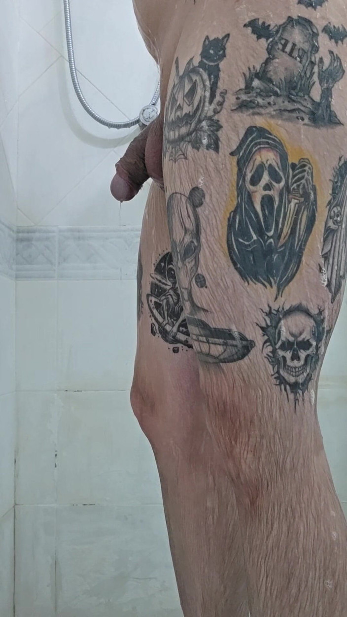 Lkdick8: Chubby duşta mastürbasyon yaparken yakalandı