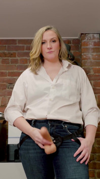 Une Tapette Du Bureau Se Fait Baiser Au Ceinture - Clara Dee, POV