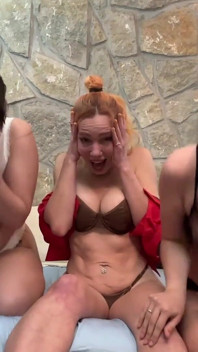 Threesome lucu bersin dengan gadis-gadis berpakaian dalam!