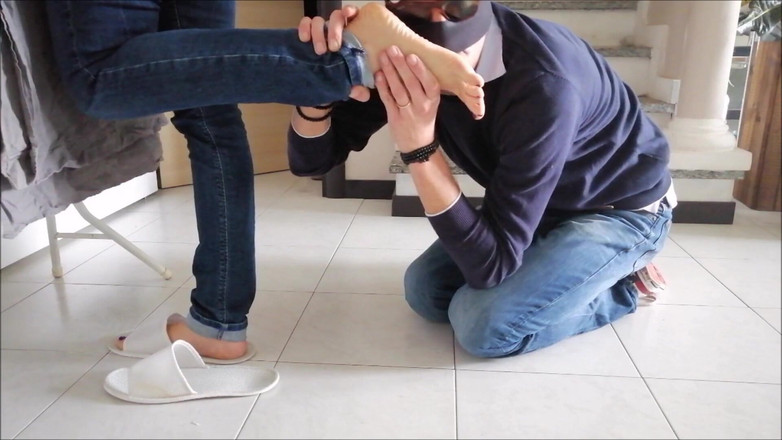 Yvonne: Foot Worship During Houseworks