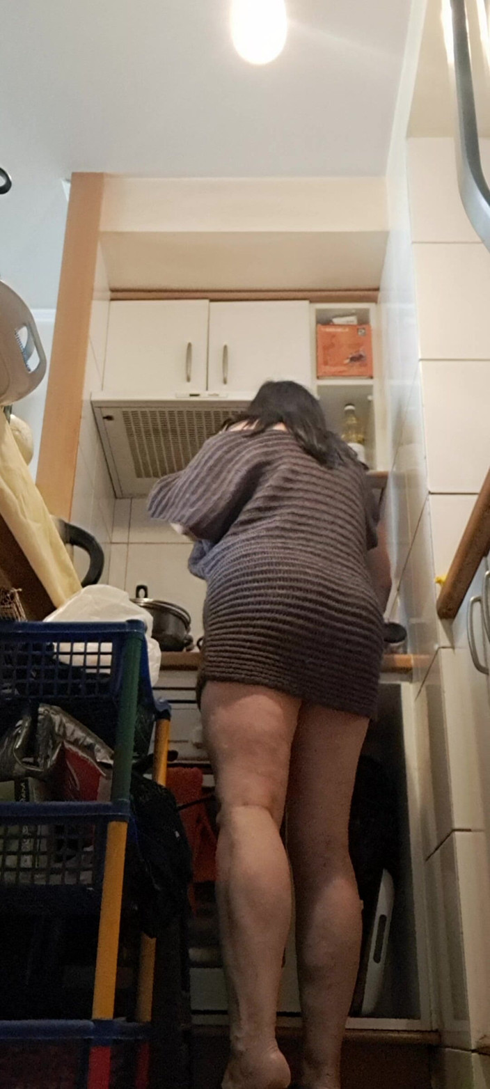 Mommy big hairy pussy: Ibu tiri pamer pantat di dapur