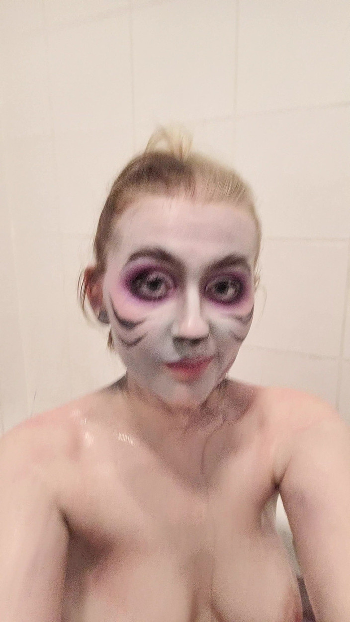 Em Yang: रॉक्सी वुल्फ रेसवे बाथ बॉडी पेंट रिमूवल और क्लिट प्ले