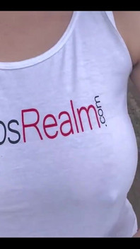 Fumat, mers pe jos, țâțe săltărețe și sfârcuri Joacă în tricou prietenul meu de la țâțerealm