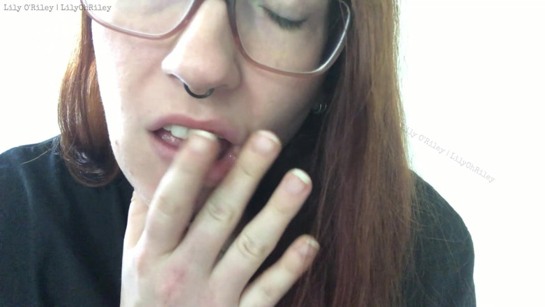 Lily O'Riley: Gummy niedźwiedź konsumpcja z dźwiękami ust