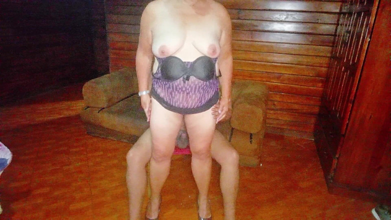 Sofixxx: 내 자지를 빨고 섹시하게 춤추는 미시 새엄마