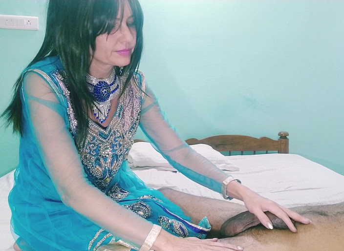 Bolly Karma: Královna kouří velké černé péro a zábavně dobře kouří