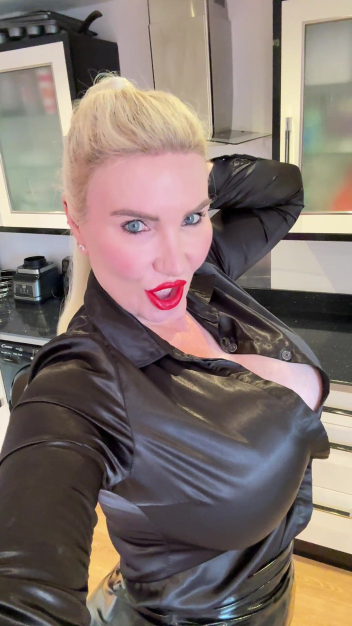 Sophie James: Weekend Overtime: Red Lips Edition