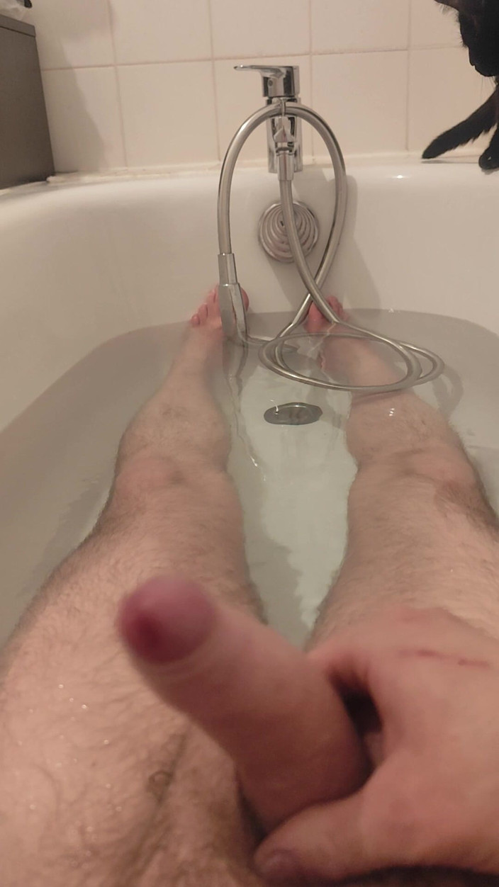 Ludo: Masturbación manual en la bañera
