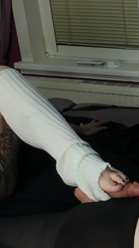 Dandadan Seiko Cosplayer Gives Bondaged Okarun a Footjob