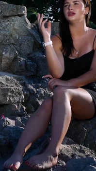 Una sexy ragazza mora sta fumando