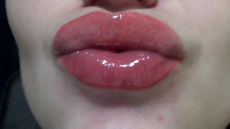 Goddess Misha Goldy: Lips fetish! Kissing! Lips gloss!