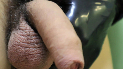 SEXY_GUYBEST: Büyük sert yarak yakın çekim eldivenlerle mastürbasyon yapıyor
