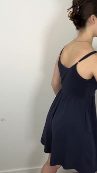 Des bts non coupés essayent une combinaison en lycra brillant avec un manteau de laboratoire blanc