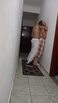 Hijastra moliendo contra la pared, frotando y masturbándola