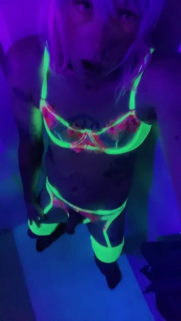 CarmenMelatonin: Awek cosplay raver seksi mahu berparti