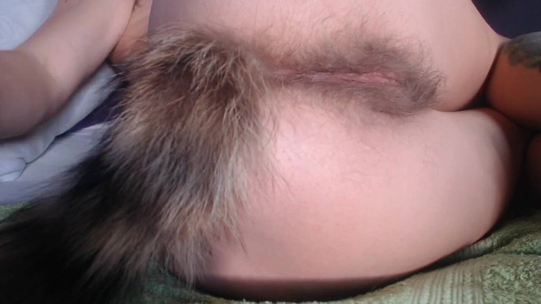 Risky Hairy Couple: Mädchen spielt mit ihrem haarigen arschlochschwanz