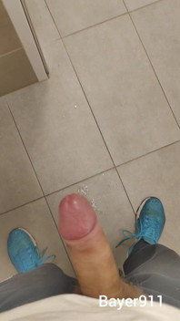 Chico flaco blanco arriesgado pajeándose en el baño del gimnasio por puertas abiertas