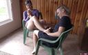 Girls Out West: Des copines poilues mignonnes aiment le massage mutuel des pieds...