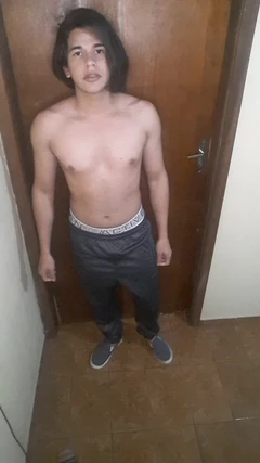Amatoriale sexy bollente fa la spogliarellista a casa