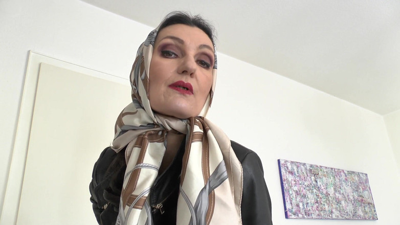 Lady Victoria Valente: Vackra Silk Huvuddukar Modevisning, JOI, Lady Victoria Valente