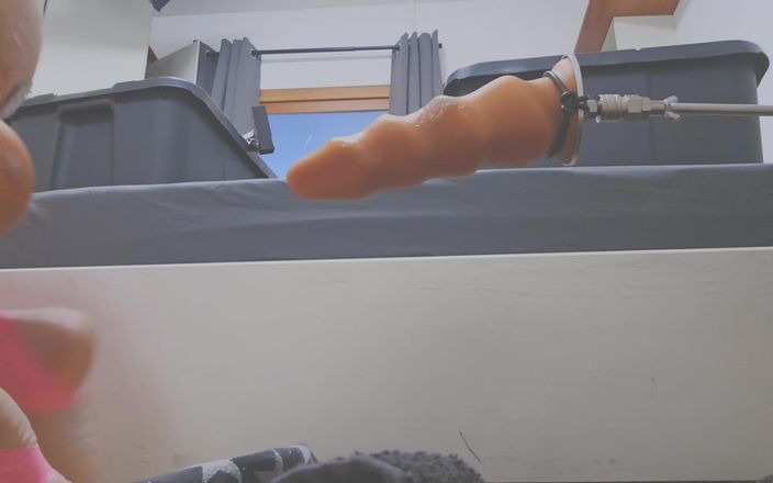 Chastitybeltboy: Man in kuisheid met roze latexkousen geniet van machine &amp; vuistneuken