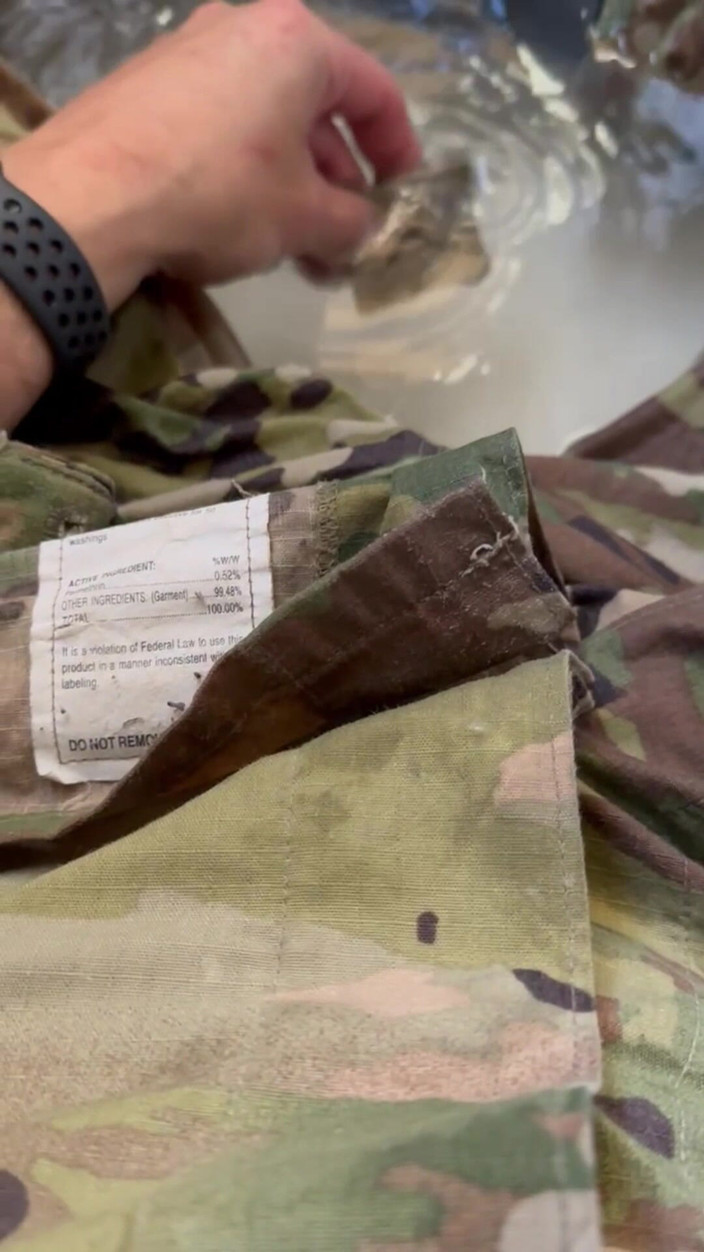 Gay Soldier Stuff: Första Piss-kissa video! Titta medan army specialist går i ett...