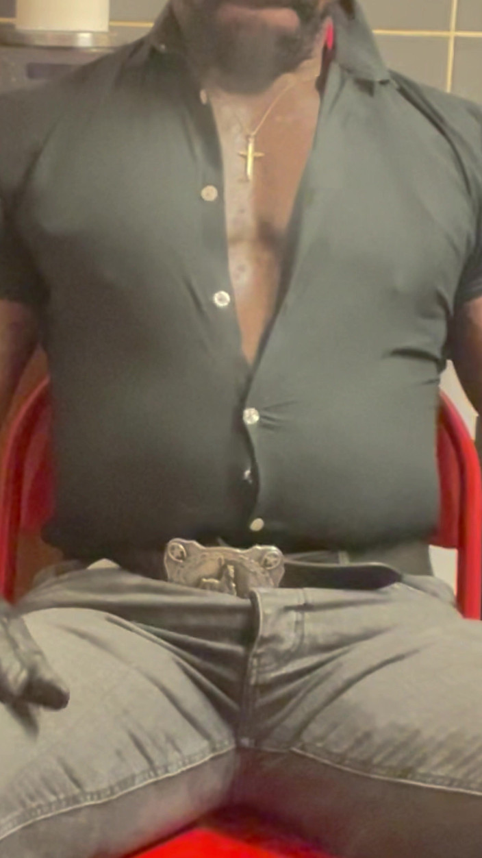 Black smoking muscle stepdad: Тато курить у чорній шкірі