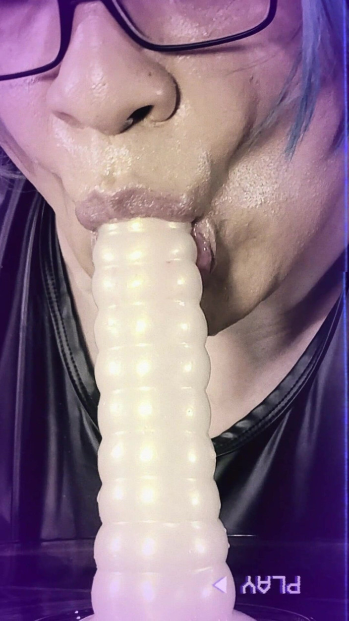 kandiKane: Banci jalang Kandi Kane deepthroat slurp &amp; hisap zakar