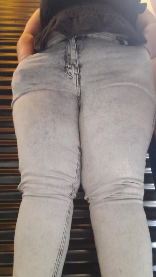Riderqueen: Stepmom in fitting room in store
