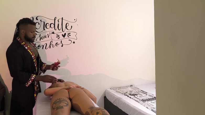 Nurseblack: Sanfter cuckold nahm ehefrau auf, um eine tantrische massage mit...