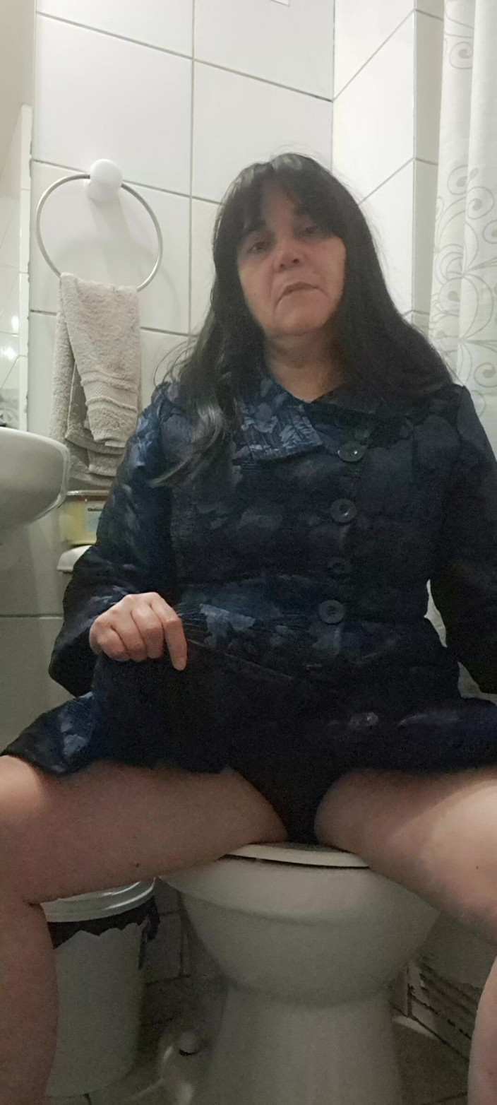 Mommy big hairy pussy: MILF è nuda sotto il cappotto per uscire