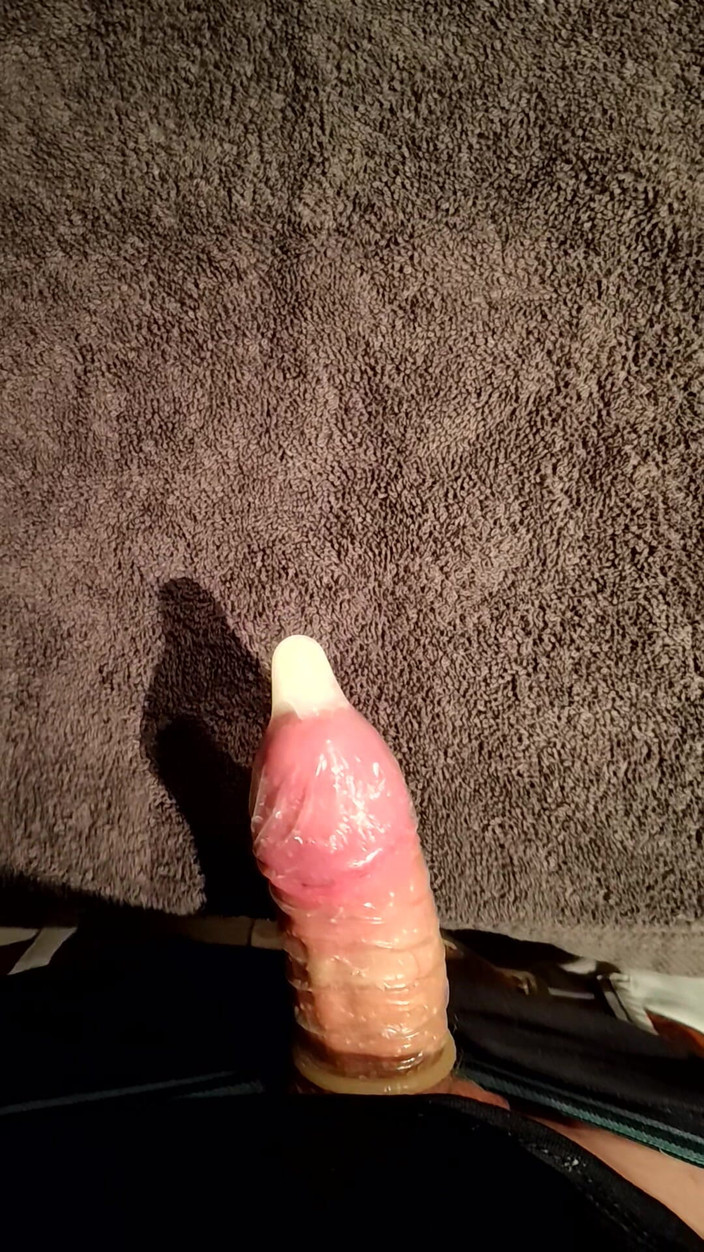 LcDream: Piccolo Cazzo Cums Su Sgabello Da Bar in Preservativo