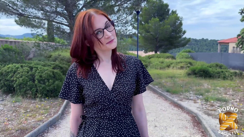 Porno Baguette: Lavyana, roșcată superbă, vrea două scule să o fută