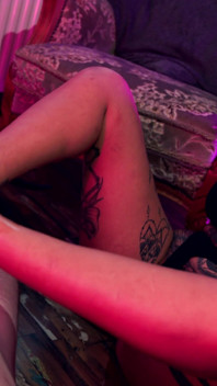 Getatoeëerde milf levert de meest perverse vette voetenbeurt ooit
