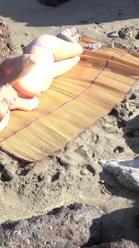 Guardando amico scopa miLF bionda sulla spiaggia
