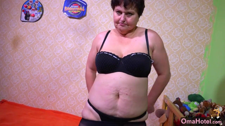 Old Nanny: Oma Hotel-Brigita, dobře vypadající brunetka babička je ošklivá s prsty
