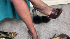 Mr MF: 熟女的脚穿着她原来的和谐点，做一点鞋子晃动