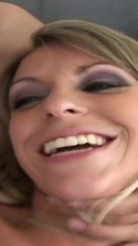 Tatuada loira Courtney Cummz é gangbanged por grandes paus