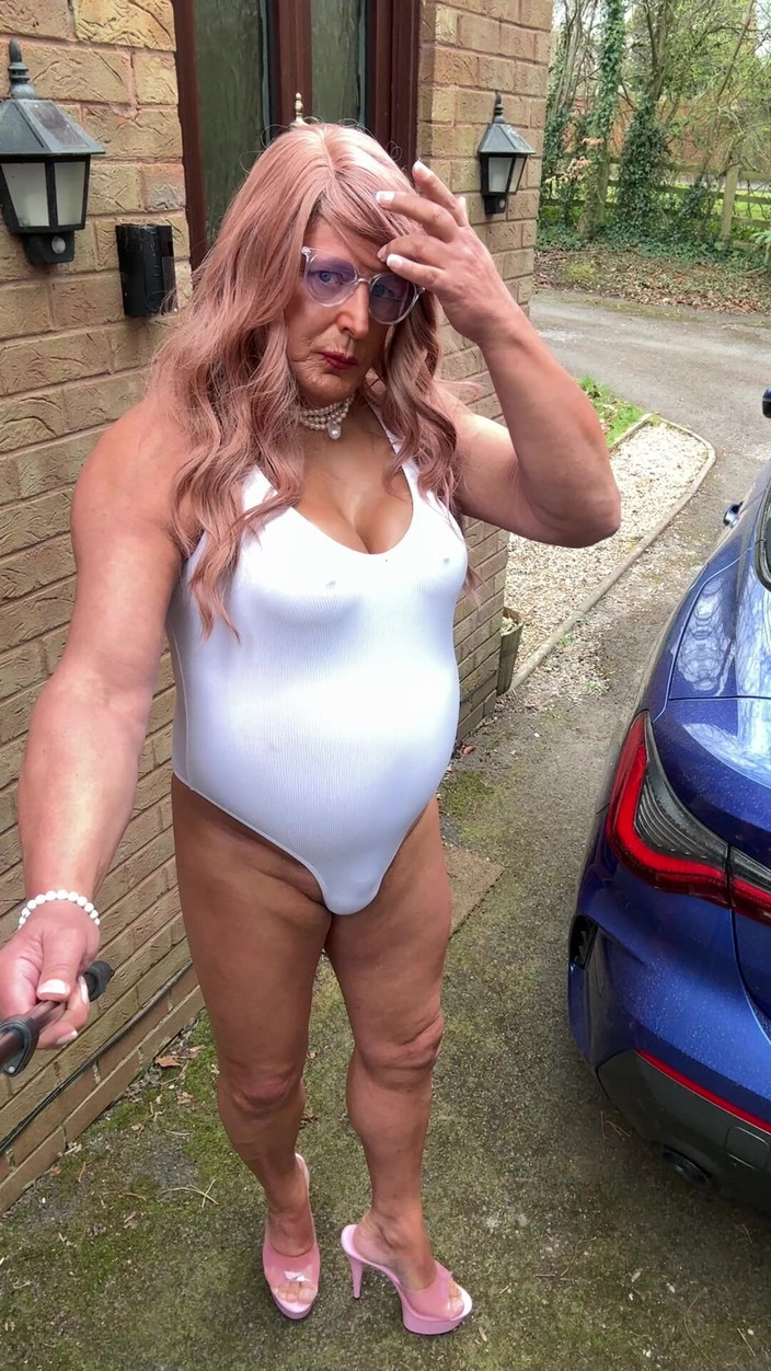 Kellycd2022: Seksowny Crossdresser Kellycd2022 w białym stroju kąpielowym i szpilkach