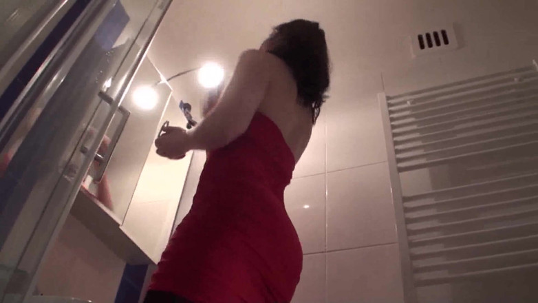 Femdom Austria: Sivri topuklu ayakkabılar banyoda insan paspasını eziyor