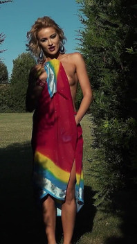 Mooie fashionista verleidt terwijl ze haar clit masturbeert