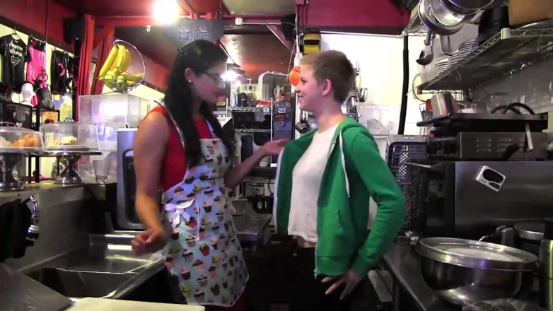 Lesbian Illusion: Brutto feticcio alimentare lesbico